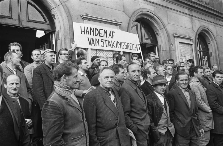 Blogpost: Ad Knotter – Bij een foto: ‘Handen af van het stakingsrecht’